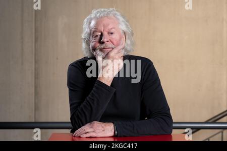 Stuttgart, Deutschland. 21.. November 2022. Der außergewöhnliche Tänzer Egon Madsen, der im Stuttgarter Theaterhaus fotografiert wurde. Der 80-Jährige beendet seine Bühnenlaufbahn nach 70 Jahren. Als Solistin war der Tänzer Egon Madsen ein integraler Bestandteil des „Stuttgarter Ballettwunders“ in den späten 1960er Jahren. Kredit: Bernd Weißbrod/dpa/Alamy Live News Stockfoto