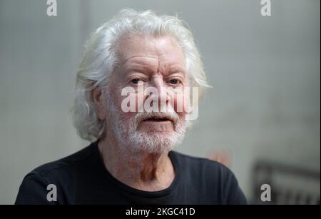 Stuttgart, Deutschland. 21.. November 2022. Der außergewöhnliche Tänzer Egon Madsen, der im Stuttgarter Theaterhaus fotografiert wurde. Der 80-Jährige beendet seine Bühnenlaufbahn nach 70 Jahren. Als Solistin war der Tänzer Egon Madsen ein integraler Bestandteil des „Stuttgarter Ballettwunders“ in den späten 1960er Jahren. Kredit: Bernd Weißbrod/dpa/Alamy Live News Stockfoto