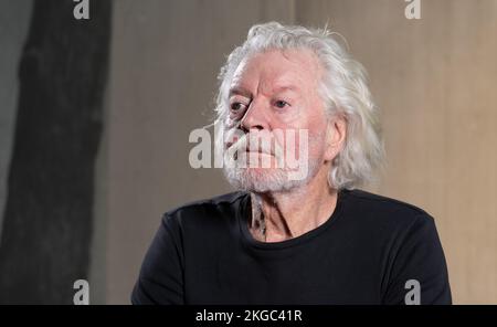 Stuttgart, Deutschland. 21.. November 2022. Der außergewöhnliche Tänzer Egon Madsen, der im Stuttgarter Theaterhaus fotografiert wurde. Der 80-Jährige beendet seine Bühnenlaufbahn nach 70 Jahren. Als Solistin war der Tänzer Egon Madsen ein integraler Bestandteil des „Stuttgarter Ballettwunders“ in den späten 1960er Jahren. Kredit: Bernd Weißbrod/dpa/Alamy Live News Stockfoto