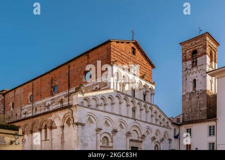 Die Kirche Santa Maria Forisportam im historischen Zentrum von Lucca, Italien, an einem sonnigen Tag Stockfoto