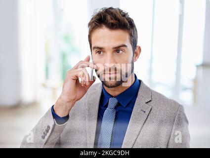 Oh, oh, das ist nicht Hört sich gut an. Ein Mann in einem modernen Anzug, der mit seinem Handy spricht. Stockfoto