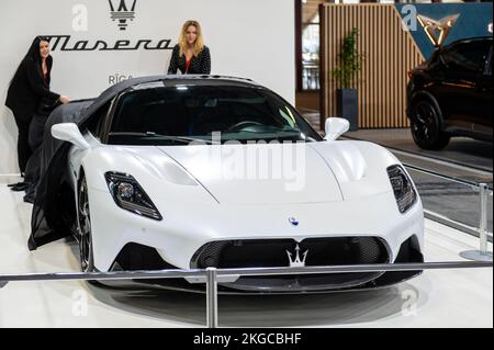 Riga, Lettland, 29. April 2022: Präsentation des weißen italienischen Supersportwagens Maserati MC20 auf der AUTO 2022 Stockfoto