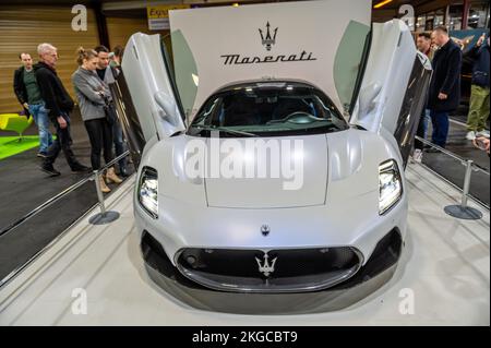 Riga, Lettland, 29. April 2022: Präsentation des weißen italienischen Supersportwagens Maserati MC20 auf der AUTO 2022 Stockfoto