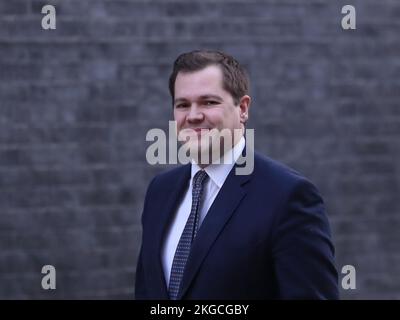 Downing Street, London, Großbritannien. 22.. November 2022 Staatsminister (Minister für Einwanderung) im Innenministerium Robert Jenrick kommt zur Kabinettssitzung in Downing Street Nr. 10. Stockfoto