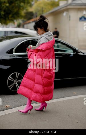 Street Style, Angela Rozas Saiz Ankunft bei der Sacai Spring Summer 2023 Show am Gare des Invalides, Paris, Frankreich, am 3. Oktober 2022. Foto: Marie-Paola Bertrand-Hillion/ABACAPRESS.COM Stockfoto