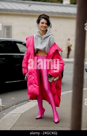 Street Style, Angela Rozas Saiz Ankunft bei der Sacai Spring Summer 2023 Show am Gare des Invalides, Paris, Frankreich, am 3. Oktober 2022. Foto: Marie-Paola Bertrand-Hillion/ABACAPRESS.COM Stockfoto