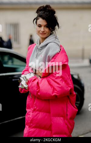 Street Style, Angela Rozas Saiz Ankunft bei der Sacai Spring Summer 2023 Show am Gare des Invalides, Paris, Frankreich, am 3. Oktober 2022. Foto: Marie-Paola Bertrand-Hillion/ABACAPRESS.COM Stockfoto