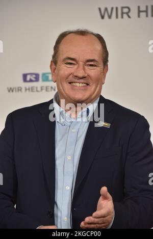 17. November 2022, Nordrhein-Westfalen, Hürth: Moderator Wolfram Kons beim 27. RTL-Telethon We help children Foto: Horst Galuschka/dpa Stockfoto