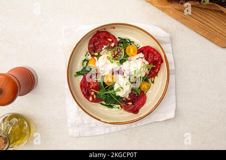 Portion gegrillte Tomaten und Stracciatella Stockfoto