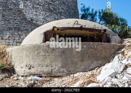 Nahaufnahme eines militärischen Betonbunkers oder Pillkastens in Südalbanien, erbaut von Enver Hoxhas kommunistischer Regierung. Großer Bunker im Hintergrund von Lekur Stockfoto