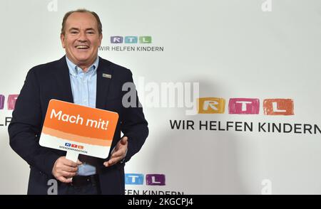 17. November 2022, Nordrhein-Westfalen, Hürth: Moderator Wolfram Kons beim 27. RTL-Telethon We help children Foto: Horst Galuschka/dpa Stockfoto