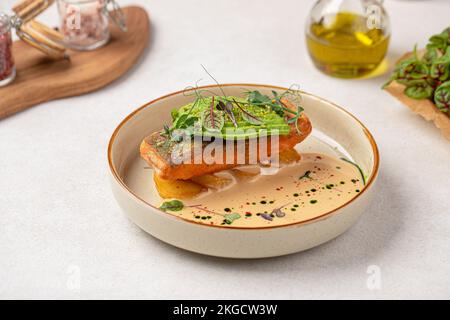 Eine Portion Gourmet-Forelle und Avocado Stockfoto