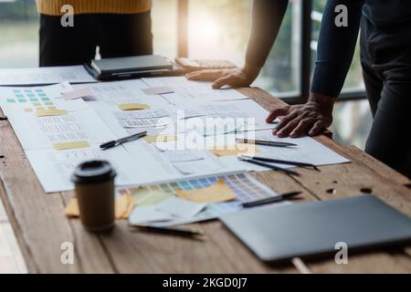 Gruppe von ux-Entwicklern und ui-Designern zum Brainstorming über App-Interface-Design im modernen Büro. Agentur für kreative digitale Entwicklung Stockfoto