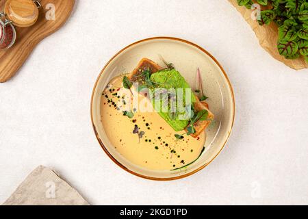 Eine Portion Gourmet-Forelle und Avocado Stockfoto