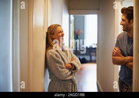 Die Kinder sind gerade ins Bett gegangen... ein liebevolles Paar mittleren Alters zu Hause. Stockfoto