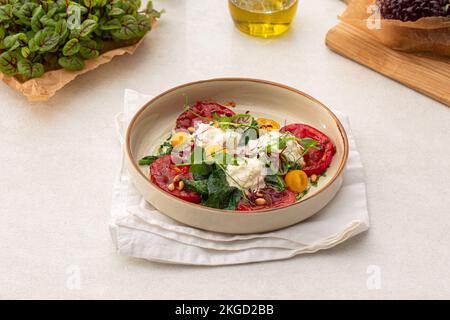 Portion gegrillte Tomaten und Stracciatella Stockfoto