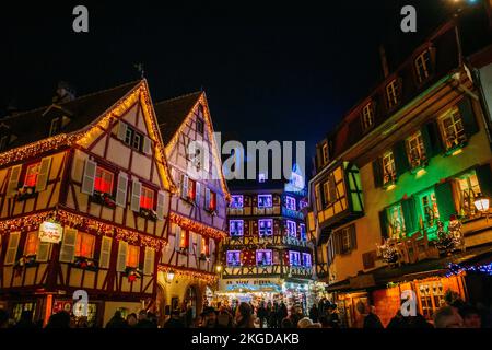 COLMAR, FRANKREICH - Dezember 2016 - Weihnachtsmarkt im französischen Elsass schöne Beleuchtung an mittelalterlichen Fachwerkhäusern Stockfoto