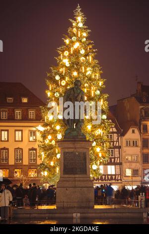 STRASSBURG, FRANKREICH - 2017. Dezember - Kleber-Statue vor dem Weihnachtsbaum im Stadtzentrum Stockfoto