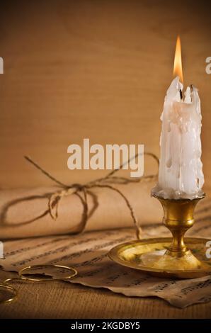 antiken Kerze am Tisch mit Noten Stockfoto