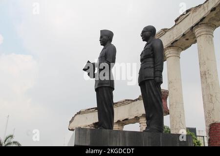 SURABAYA, INDONESIEN - 20. April 2018 : Statue des Vaters des Proklamators Soekarno-Hatta in Tugu Pahlawan - Nationaldenkmal in Surabaya, Helden Stockfoto