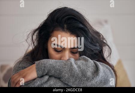 Frau, Stress und Depression bei einsamen psychischen Problemen, Problemen oder Angst zu Hause. Trauriges weibliches Gesicht, das unter Einsamkeit, Entzug oder leidet Stockfoto