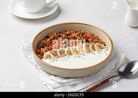 Portion Müsli mit Banane und Joghurt Stockfoto