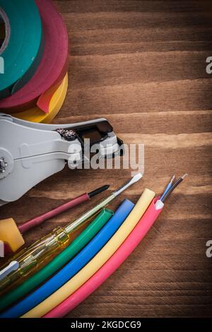 Automatischer Abisolierschutz isolierte Schraubendreher Isolierband Elektrotester. Stockfoto