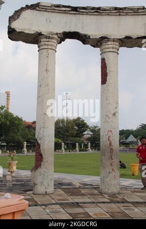 SURABAYA, INDONESIEN - 20. April 2018 : Menschen entspannen vor Ort Tugu Pahlawan - Nationaldenkmal in Surabaya, Heldentag. Stockfoto