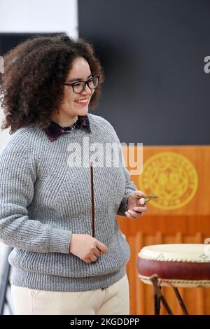 (221123) -- TIANJIN, 23. Nov. 2022 (Xinhua) -- Amiris Rodrigues Barros praktiziert den "Jingdong Dagu" in einem Klassenzimmer der Nankai-Universität in Nordchina in Tianjin, 20. Nov. 2022. Amiris Rodrigues Barros, ein brasilianisches Mädchen, das für einen Master-Abschluss an der Nankai University in Nordchina Tianjin arbeitet, hat eine faszinierende Liebe zur traditionellen chinesischen Kultur. Zum ersten Mal hing sie an China, als sie noch auf der Highschool in ihrer Heimat war, wo sie chinesische Kurse besuchte und besonderes Interesse an chinesischer Küche und interessanten Orten wuchs. Später erzielte sie farbenfrohe Ergebnisse in der „Chine Stockfoto