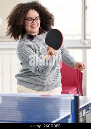 (221123) -- TIANJIN, 23. November 2022 (Xinhua) -- Amiris Rodrigues Barros spielt Tischtennis in einem Aktivitätsraum auf dem Campus der Nankai University in Nordchina Tianjin, 20. November 2022. Amiris Rodrigues Barros, ein brasilianisches Mädchen, das für einen Master-Abschluss an der Nankai University in Nordchina Tianjin arbeitet, hat eine faszinierende Liebe zur traditionellen chinesischen Kultur. Zum ersten Mal hing sie an China, als sie noch auf der Highschool in ihrer Heimat war, wo sie chinesische Kurse besuchte und besonderes Interesse an chinesischer Küche und interessanten Orten wuchs. Später erzielte sie farbenfrohe Ergebnisse Stockfoto