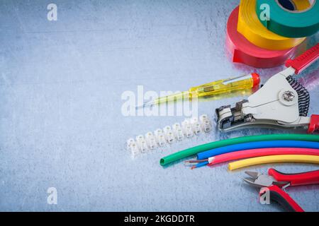 Blockschelle Abisolierer Isolierband Drahtschutz isolierter Schraubendreher. Stockfoto