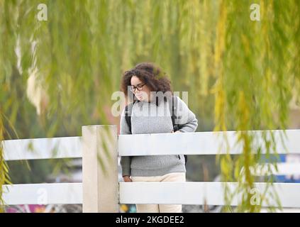 (221123) -- TIANJIN, 23. November 2022 (Xinhua) -- Amiris Rodrigues Barros Walks in the Campus of Nankai University in North China's Tianjin, 20. November 2022. Amiris Rodrigues Barros, ein brasilianisches Mädchen, das für einen Master-Abschluss an der Nankai University in Nordchina Tianjin arbeitet, hat eine faszinierende Liebe zur traditionellen chinesischen Kultur. Zum ersten Mal hing sie an China, als sie noch auf der Highschool in ihrer Heimat war, wo sie chinesische Kurse besuchte und besonderes Interesse an chinesischer Küche und interessanten Orten wuchs. Später erzielte sie im Wettbewerb „Chinese Bridge“, w Stockfoto