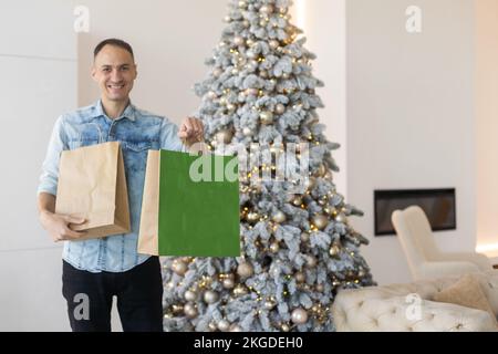 Mann, der Lieferpakete hält, Weihnachten Stockfoto