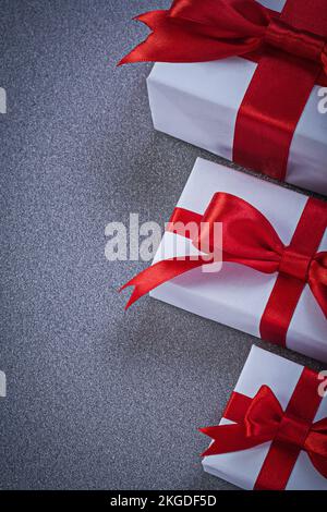 Geschenkbox mit Geschenken auf grauer Oberfläche Weihnachtskonzept. Stockfoto