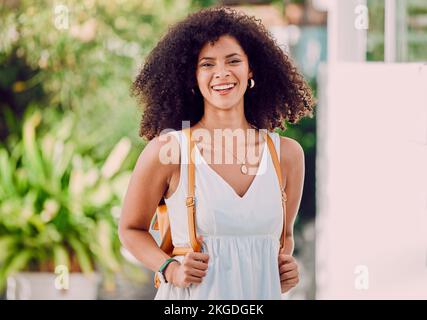 Porträt, schwarze Frau und mit Lächeln in der Stadt, glücklich und selbstbewusst draußen für die Pause. Afroamerikanische Frau, cooles Mädchen und Tourist bereit für Spaß Stockfoto