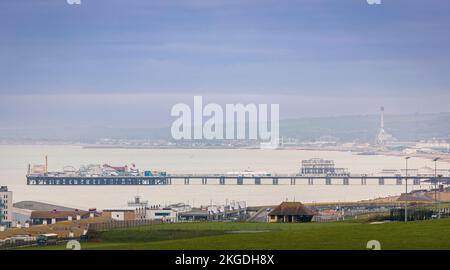 Blick westlich von Brighton City auf das Meer und die Piers von Beacon Hill Rottingdean im Südosten Englands Stockfoto