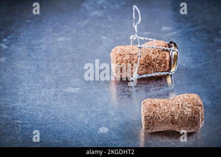 Champagnerkorken mit verdrehten Drähten auf metallischem Hintergrund. Stockfoto