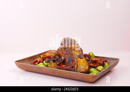 Ikan pe oder geräucherter Stachelrochen mit Chilisauce und Stinkbohnen Stockfoto