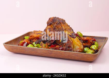 Ikan pe oder geräucherter Stachelrochen mit Chilisauce und Stinkbohnen Stockfoto