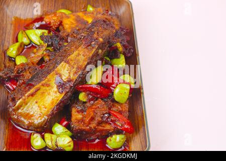 Ikan pe oder geräucherter Stachelrochen mit Chilisauce und Stinkbohnen Stockfoto