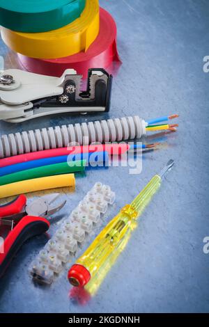 Sammlung von Elektrowerkzeugen auf zerkratztem metallischem Hintergrund. Stockfoto