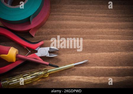 Aufbau von isolierten Schraubendreherknippern Isolierband Elektrotester. Stockfoto