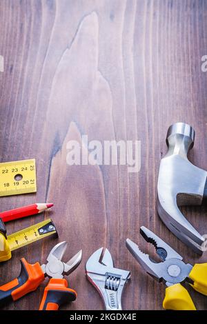 Werkzeugsatz Werkzeugsatz Klauenhammerzange verstellbare Schlüsselzange Roulette Bleistiftlineal Konstruktionskonzept Stockfoto