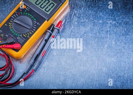 Digitaler elektrischer Tester auf metallischem Hintergrund. Stockfoto