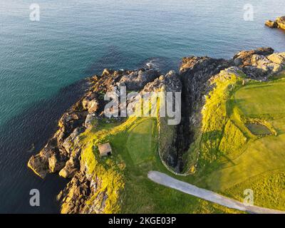 Eine wunderschöne Küste mit felsigen Felsformationen in der Nähe des Wassers Stockfoto