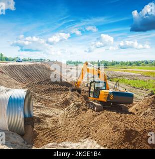 Exkavator Arbeiten auf der Baustelle in der Nähe der Straße Stockfoto