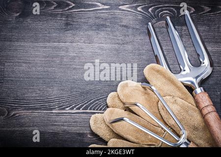 Gartenkelle Gabelrechen Leder Arbeitshandschuhe Landwirtschaftskonzept. Stockfoto