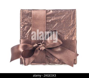 Geschenkbox in zerknittertem Geschenkpapier isoliert auf weiß. Stockfoto