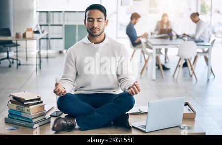 Meditation, Entspannung oder Geschäftsmann mit Laptop, Büchern oder Zen Peace im Büroschreibtisch für Arbeitseinstellung, Wellness oder psychische Gesundheit. Unternehmen, Mitarbeiter oder Stockfoto