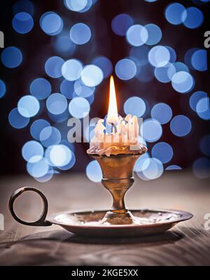 Oldtimer-Kerze aus nächster Nähe an Bord. Stockfoto